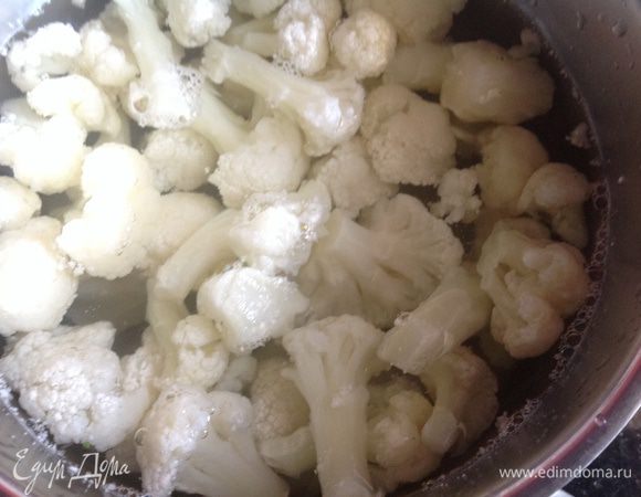 Цветную капусту разобрать на соцветия, залить холодной водой и варить до мягкости, примерно 15 минут.