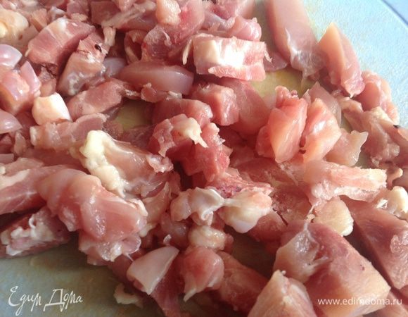 Курицу (берем филе без кожи и костей, можно грудку или бедра) нарезать небольшими кусочками.