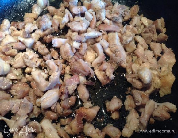 Быстро обжарить на оставшемся растительном масле, посолить, поперчить, накрыть крышкой, и пусть потомится на медленном огне 10 минут.