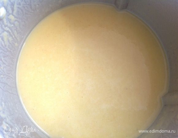 Пюрировать суп с помощью блендера.