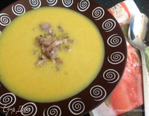 Разлить суп по тарелкам, сверху выложить курочку.