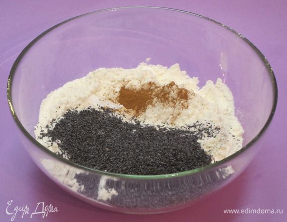 Муку просеять, добавить разрыхлитель, соль, сахар, корицу. Добавить мак, перемешать и отставить в сторону.