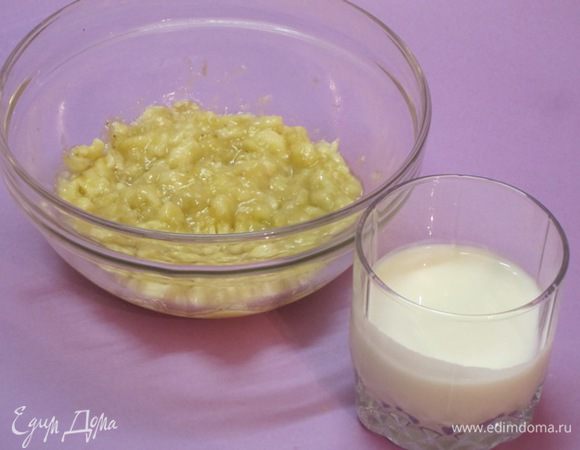 В другой миске размять бананы.