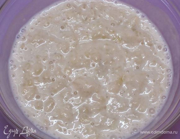 Добавить кефир и отставить в сторону.