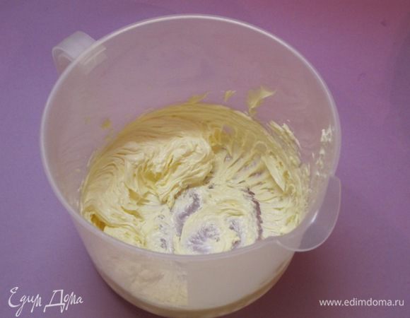 Взбить размягченное сливочное масло.