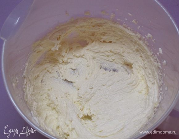 Всыпать сахар, взбить.