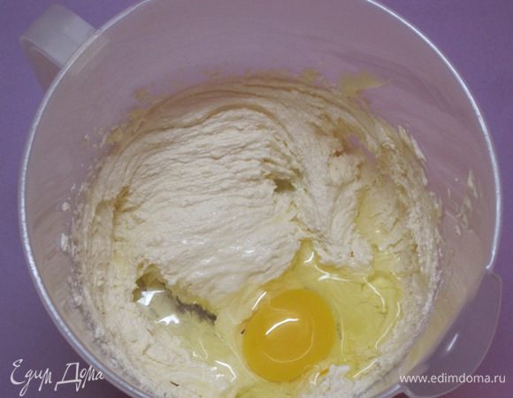 Добавить по одному яйца.