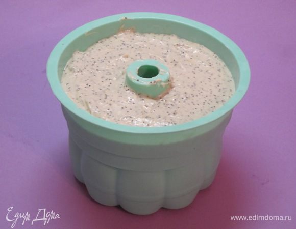 Вылить тесто в форму.