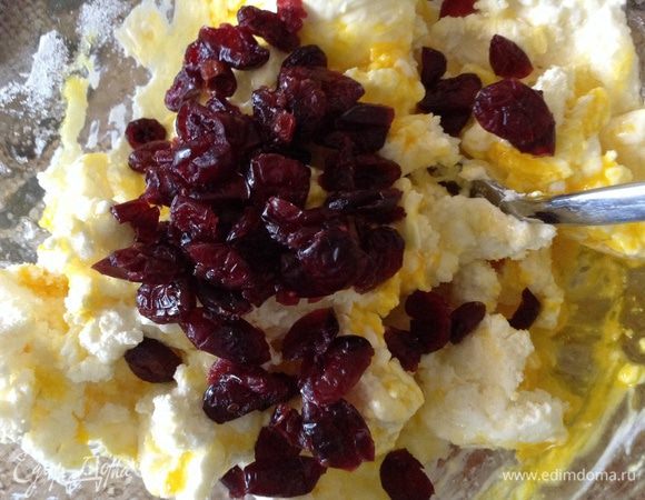 Добавить 1 яйцо и белок от второго, соль, сахар, клюкву.