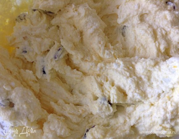 Из получившейся массы сформировать колобки, обвалять их в муке.