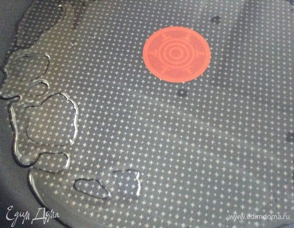 В форму для выпечки налить масло и отправить в разогретую духовку на 5 минут.