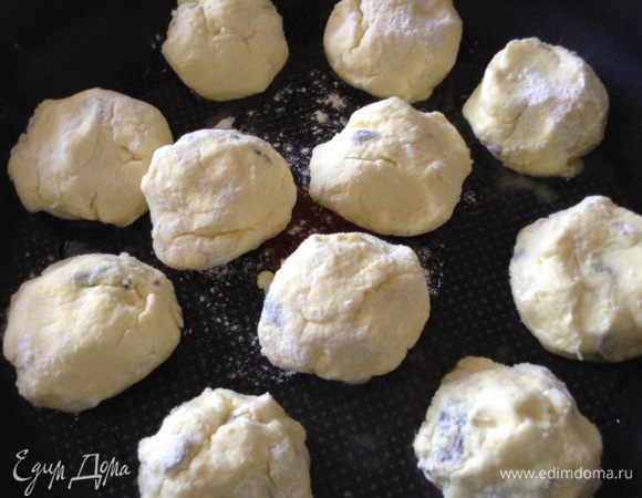 Переложить колобки в форму, смазать оставшимся желтком и отправить в духовку.