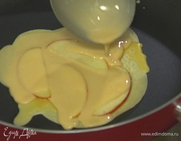 Сверху полить тестом и обжарить с обеих сторон до золотистого цвета.
Подавать блинчики со сметаной или взбитыми сливками. 
