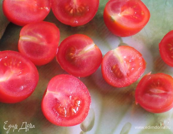 Черри разрезать пополам. Листья салата порвать руками.
