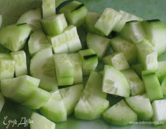 Огурец почистить и нарезать кубиками.