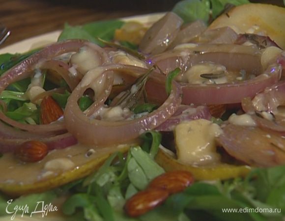 Сверху положить кольца лука и полить оставшейся заправкой с кусочками сыра.