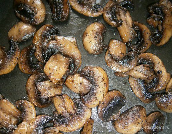 Грибы промыть и нарезать пластинками. Обжарить на небольшом количестве растительного масла, добавив соль и свежемолотый перец  по вкусу. Дать остыть.