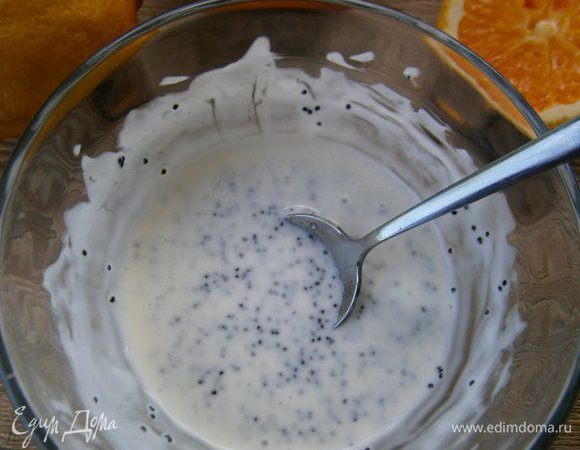 Для соуса - йогурт смешать с маком и сахаром, добавить апельсиновый и лимонный сок, всё хорошо перемешать.