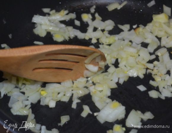 Лук нарубить на крупные кусочки и обжарить до золотистого цвета на разогретом масле.