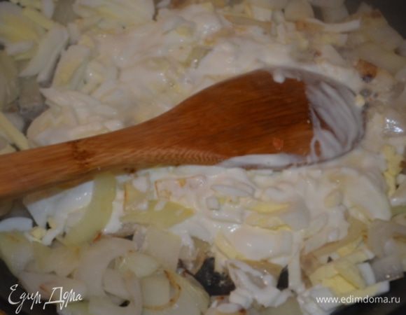 В лук добавить сметану, отварные яйца, которые надо нарезать на маленькие кусочки, сыр тертый и приправить все по вкусу.