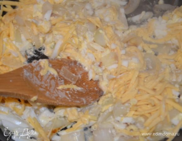 Соус прогреваем до растворения сыра, масса станет густой и однородной...в соус выкладываем готовую пасту.