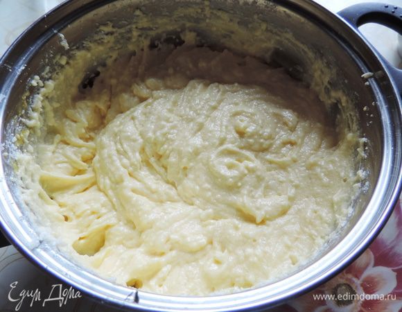 Затем добавляем сразу все яйца и взбиваем до получения однородной кремообразной массы.