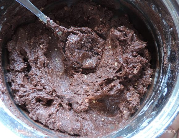 Теперь делим нашу массу на две части. В одну добавляем ароматизатор "ром", какао (я набирала столовую ложку с ооочень большой горкой), полпакетика разрыхлителя и стакан муки, из которого отбираем столовую ложку муки. Все вымешиваем до однородности. Если получается слишком густое тесто, можно добавить 1-2 ст.л. молока.