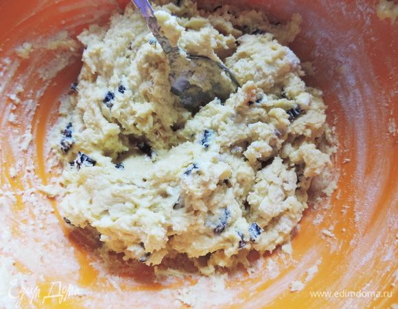 В другую часть добавляем мелко нарезанные курагу и чернослив. Если вы не любите эти сухофрукты - замените их изюмом. А также добавляем ванилин, оставшийся разрыхлитель и стакан муки. Вымешиваем до однородности.