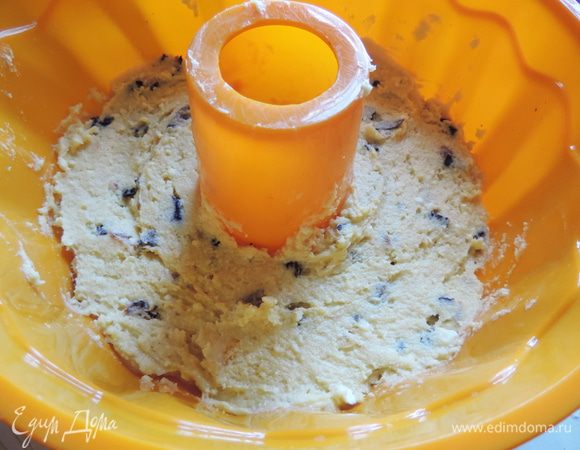 Форму для кекса заполняем подготовленным белым тестом. Если у вас форма силиконовая, ее не нужно ничем смазывать. обычную форму выстилаем бумагой для выпечки или смазываем маргарином и припудриваем мукой.