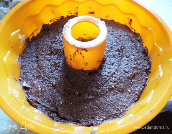 Теперь сверху выкладываем шоколадное тесто. Аккуратно разравниваем.