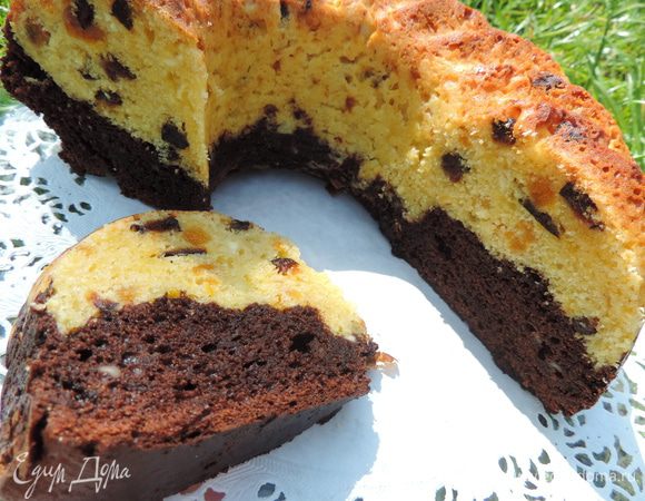 Выпекаем наш кекс в разогретой до 165-170 градусов духовке около часа. Мне понадобился ровно час. Если кекс сильно румянится - накройте его сверху влажной бумагой для выпечки. Готовность проверяем деревянной шпажкой. Из готового кекса она выходит сухой. Даем кексу остыть в форме до теплого состояния. Затем вынимаем его и можем дегустировать.