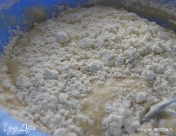 Добавить муку, смешанную с разрыхлителем и солью, тщательно перемешать.