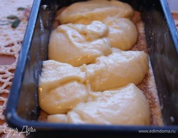 Форму смазать сливочным маслом, выложить половину теста, посыпать 3/4 корицы с сахаром, выложить вторую часть теста.