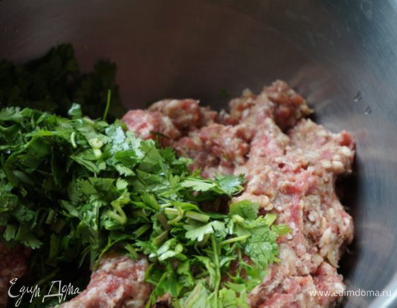 Добавили мелко порубленную свежую кинзу. Дальше надо добавить соль, черный молотый перец, зиру молотую. Все хорошо соединить. 