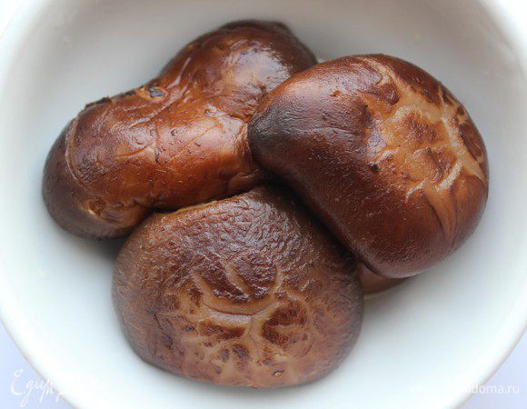 Если у вас сухие грибы шиитаке, то их нужно предварительно замочить в большом количестве холодной воды, а потом сварить до готовности. Шиитаке можно заменить на шампиньоны или вешенки.