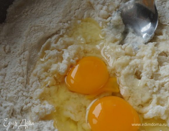 Отставим приготовленный фарш и замесим тесто. Заварное тесто сделать очень легко.  Нужно взять кипяток,  в него всыпать соль, растворить. Затем кипяток вылить в миску с небольшим количеством муки, соединить и добавить  два яйца. Хорошо смешать все, добавляя постоянно муку, до нужной консистенции.