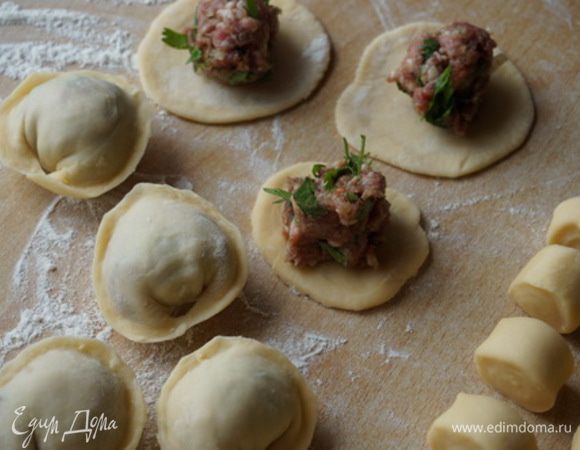 Начинаем делать пельмени. Мы любим, что бы фарша в пельмене было много. 