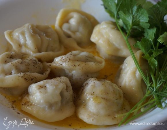 Вот и  готовы вкусные пельмени на обед.  А еще я налепила  и положила  в морозилку пельмени, при желании они будут готовы через несколько минут и поданы мужу!  Угощайтесь!