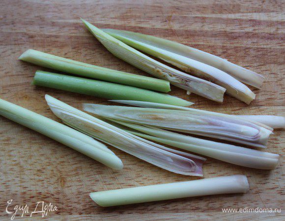 Стебли лемонграсса нужно слегка отбить ножом, а потом нарезать тонкими длинными кусками.