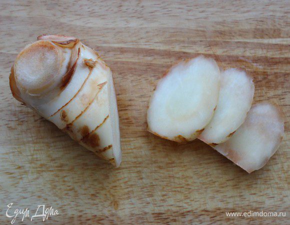 Галангал можно заменить на имбирь. Нам потребуется 3 небольших слайса.