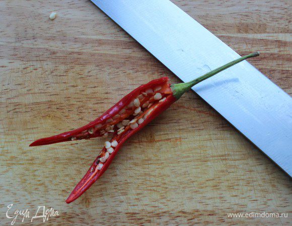 Перец чили разрезать пополам и удалить из него семечки. Степень остроты вы можете регулировать по своему вкусу, увеличивая или уменьшая количество перца.