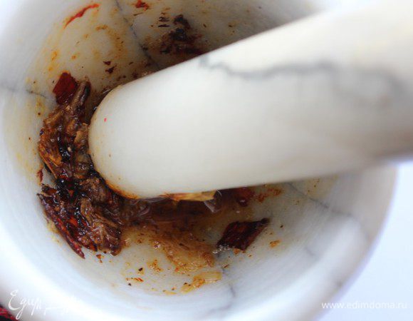 Затем истолочь их в ступке до состояния пасты.