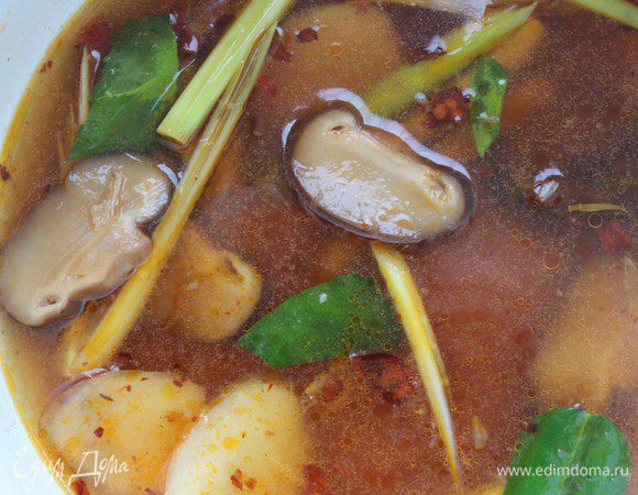 Влить соус (его можно заменить на соевый), добавить нарезанные грибы и варить еще 2 минуты.