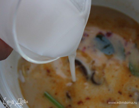 В последнюю очередь влить кокосовое молоко и довести до кипения. Отрегулировать количество соли по вкусу. Добавить сок лайма и сахар.