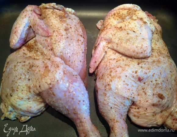 Цыпленка разрезать по грудке и спинке на 2 части. Тщательно натереть со всех сторон Сванской солью. Желательно поставить под гнет или использовать вакуумный контейнер. Поставить мариноваться на ночь.