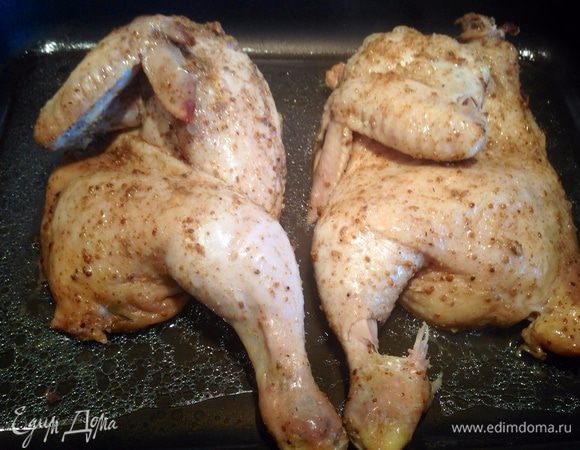 Духовку разогреть до 100 градусов. Цыпленка выложить в форму для запекания. Очень плотно, чтобы не попадал воздух обмотать фольгой. Запекать, не открываю фольгу 3,5 часа.  По истечении времени, открыть фольгу. Вот так он выглядел после 3,5 часов запекания. Очень много бульона, мясо отошло от косточек...