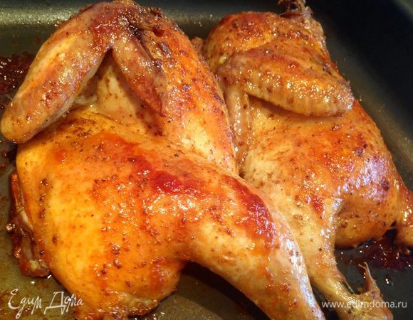 Прибавить температуру в духовке до 170 градусов и довести цыпленка, постоянно поливая соком, до готовности. Приятно аппетита!