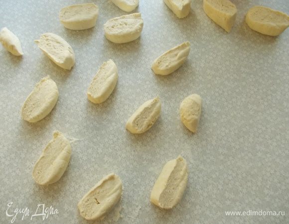 Режем тесто на одинаковые кусочки.