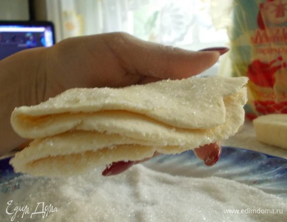 Делаем столько сложений, сколько будет необходимо. Полученные печеньки выкладываем на противень. Противень заранее застелить бумагой и присыпать мукой. Печенье готовить при температуре 200 градусов в течении 15 - 20 минут. Пока они не подрумянятся. Приятного аппетита.