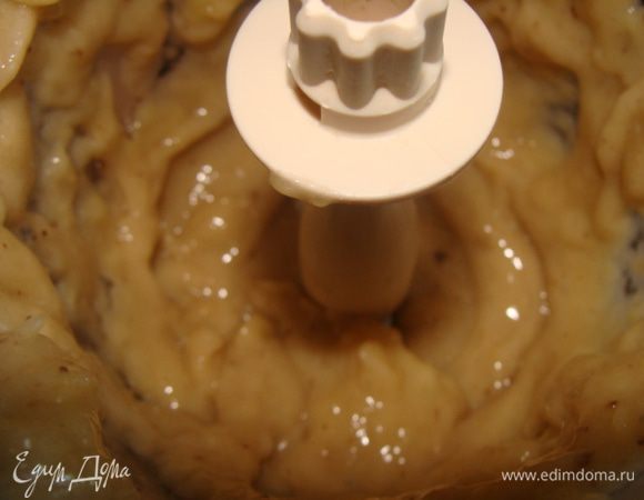 Бананы положить в морозилку часа на 3-4. Разморозить. Приготовить пюре.